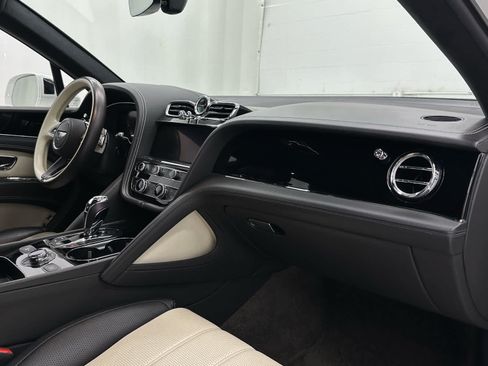 Used 2023 Bentley Bentayga AWD/4WD image 17