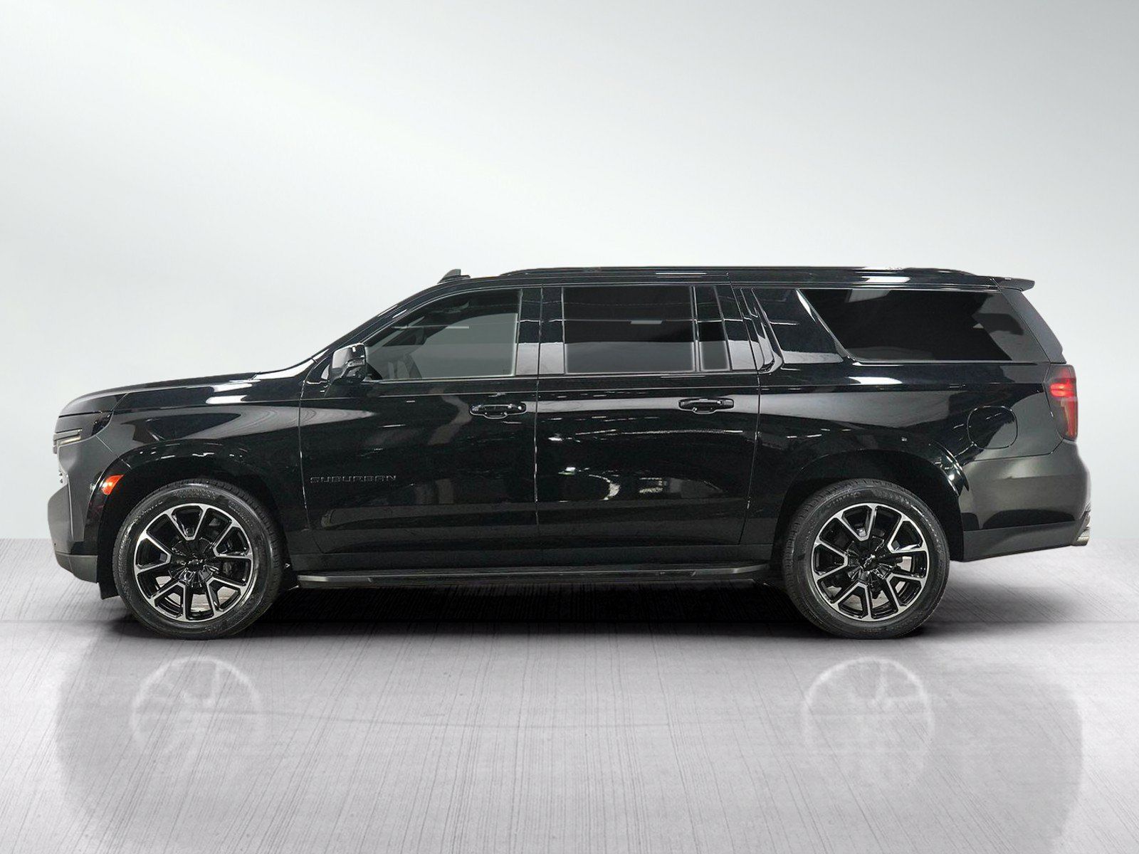 Used 2022 Chevrolet Suburban RST w/ Sport Performance Package AWD/4WD image 2