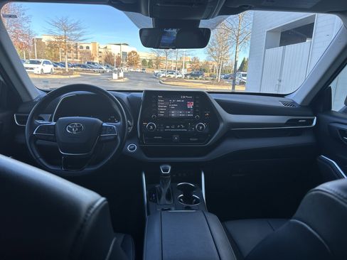 Used 2020 Toyota Highlander XLE image 29