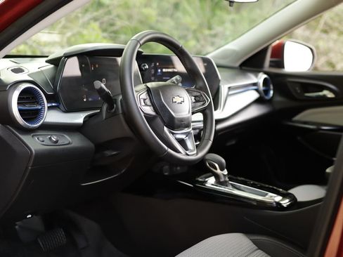 Used 2024 Chevrolet Trax LT w/ Driver Confidence Package FWD image 9