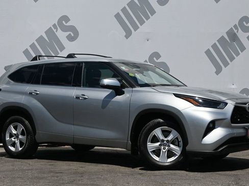 Used 2022 Toyota Highlander LE image 3