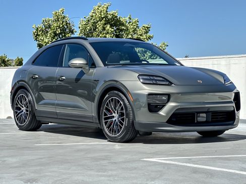 Used 2025 Porsche Macan 4S Electric AWD/4WD image 10