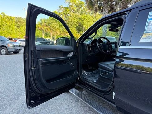 Used 2021 Ford Expedition Limited image 9