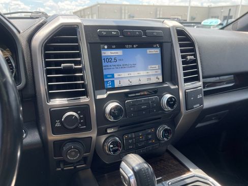 Used 2017 Ford F150 Platinum w/ Equipment Group 701A Luxury AWD/4WD image 20
