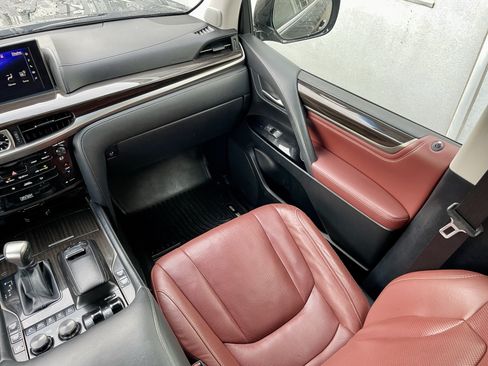 Used 2019 Lexus LX 570 4WD w/ Luxury Package image 18