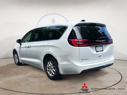 Used 2023 Chrysler Pacifica Touring-L FWD image 5