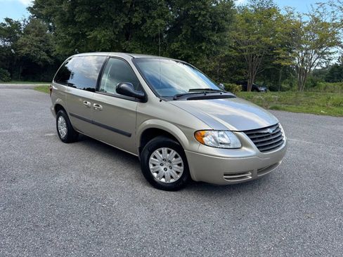 Used 2005 Chrysler Town & Country FWD image 8