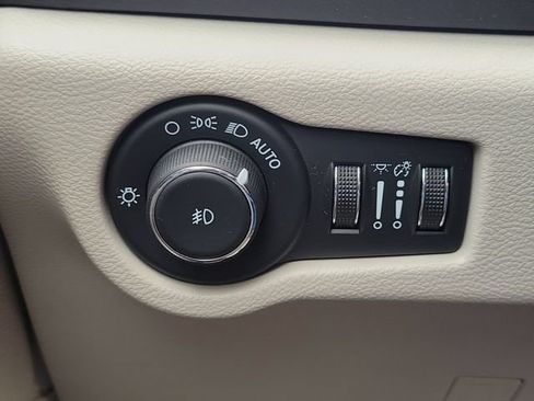 Used 2024 Chrysler Pacifica Touring-L FWD image 28