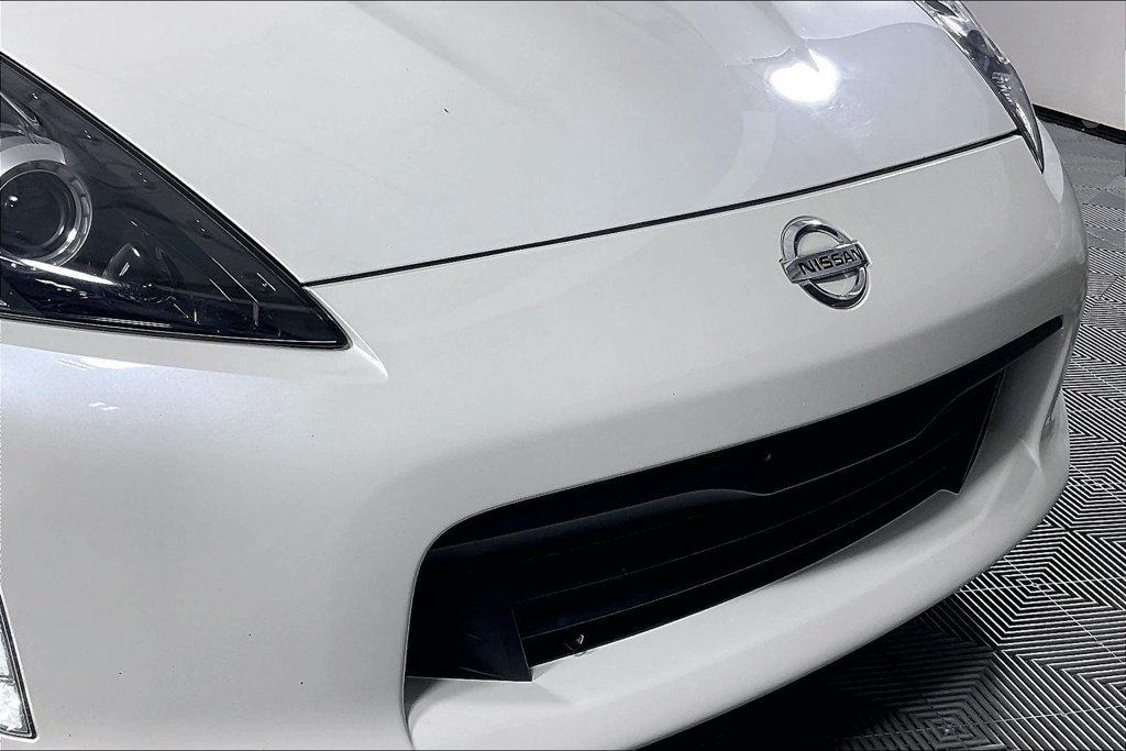 Used 2018 Nissan 370Z Touring RWD image 31