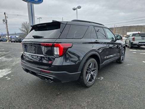 Used 2025 Ford Explorer ST image 3