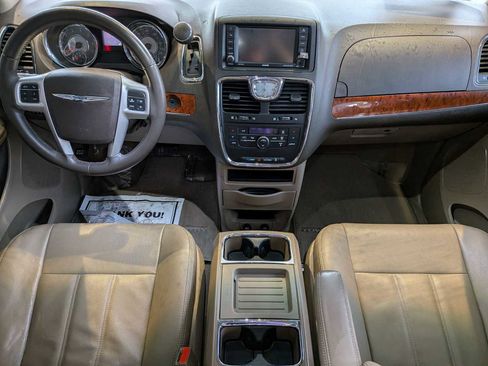 Used 2015 Chrysler Town & Country Touring image 14