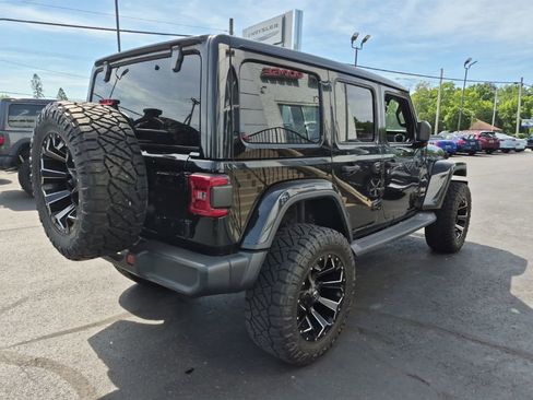 Used 2018 Jeep Wrangler Unlimited Sahara AWD/4WD image 4