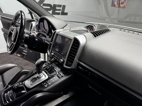 Used 2018 Porsche Cayenne image 52