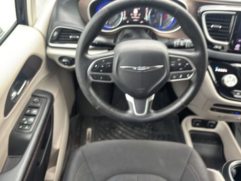 Used 2019 Chrysler Pacifica Touring Plus w/ Advanced Safetytec Group FWD image 18