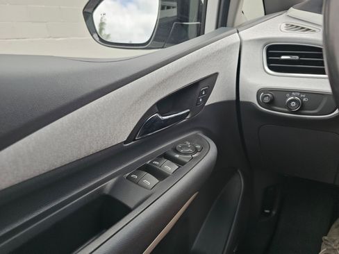 Used 2019 Chevrolet Bolt Premier w/ Infotainment Package FWD image 29