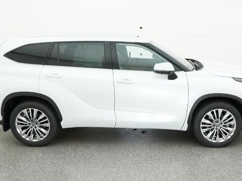 New 2026 Toyota Highlander Platinum image 5