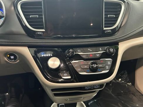 Used 2024 Chrysler Pacifica Limited FWD image 19
