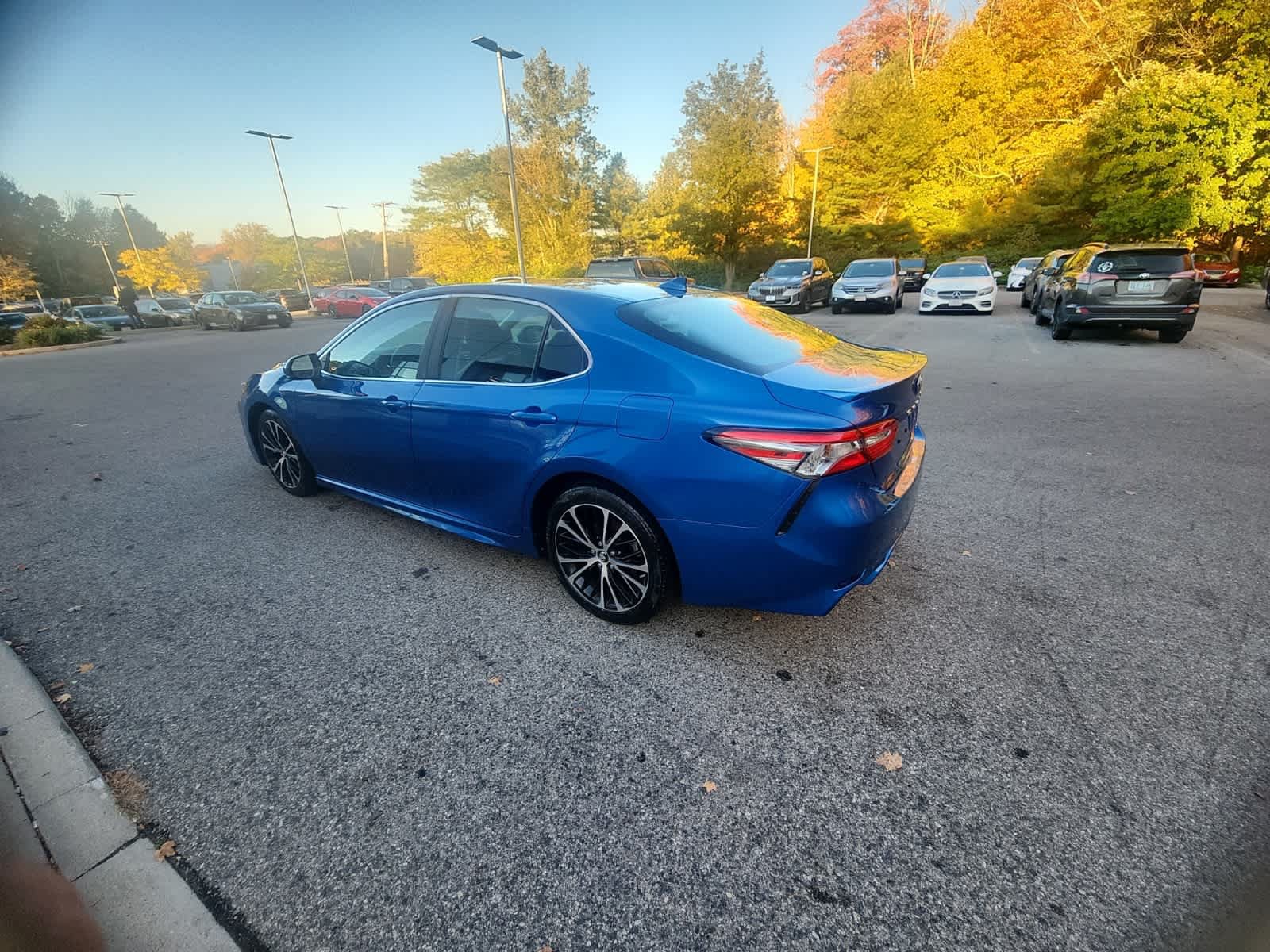 Used 2019 Toyota Camry SE FWD image 3