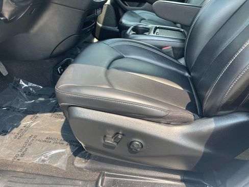 Used 2023 Chrysler Pacifica Touring-L w/ S Appearance Package FWD image 16
