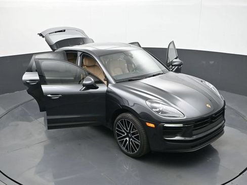 Certified 2025 Porsche Macan AWD/4WD image 33
