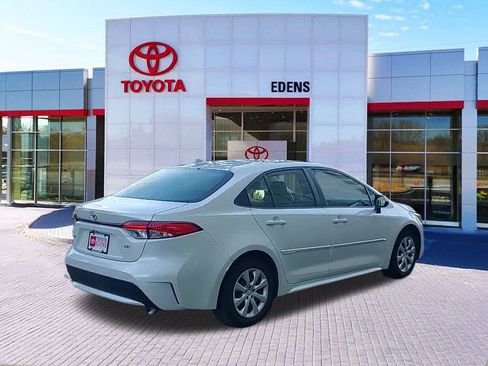 Used 2022 Toyota Corolla LE image 3