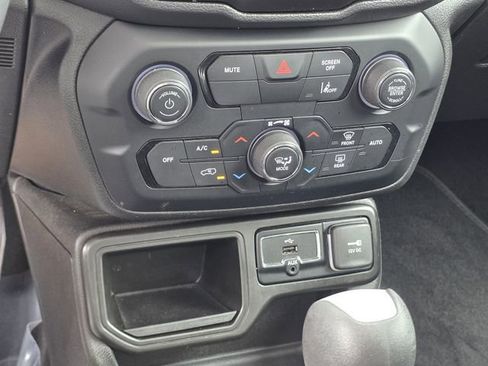Used 2021 Jeep Renegade Latitude FWD image 21