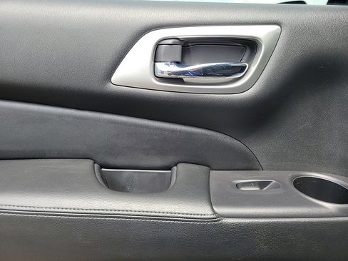 Used 2020 Nissan Pathfinder SV image 11