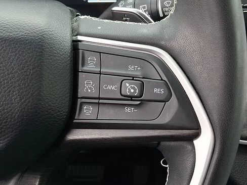 Used 2023 Jeep Grand Cherokee Limited AWD/4WD image 22