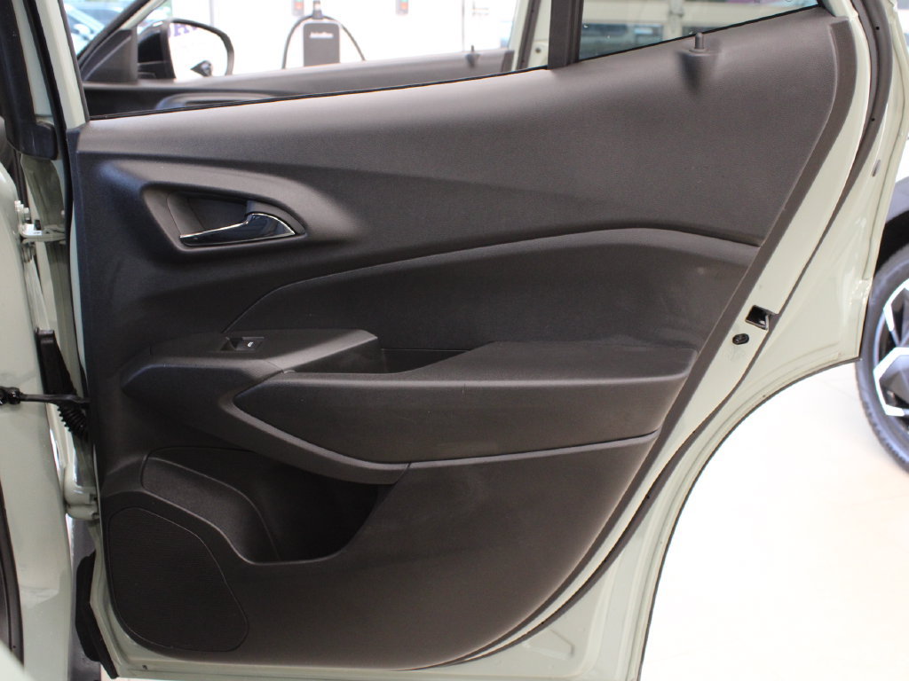 Used 2025 Chevrolet Trax ACTIV w/ Driver Confidence Package FWD image 32