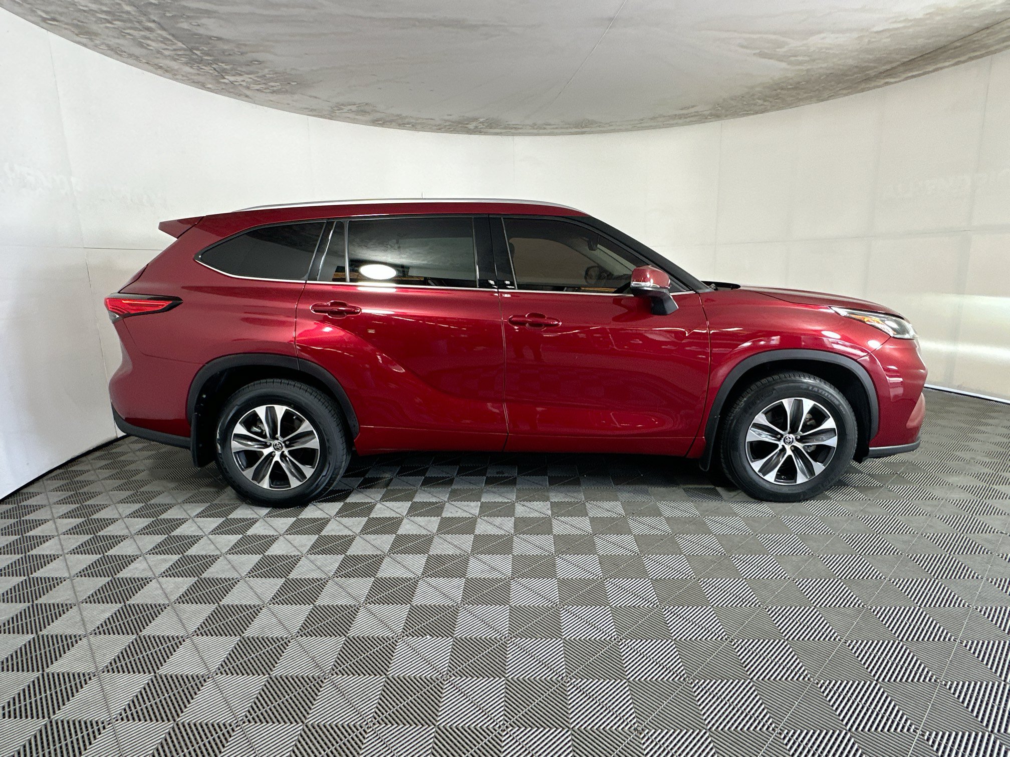 Used 2021 Toyota Highlander XLE AWD/4WD image 2