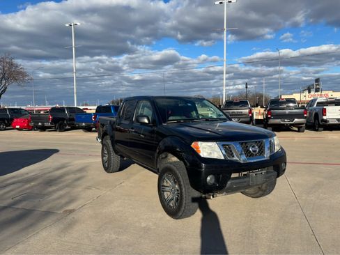 Used 2012 Nissan Frontier SV image 2