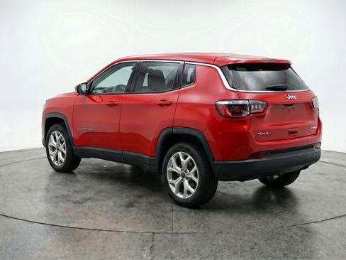 Used 2025 Jeep Compass Latitude AWD/4WD image 6