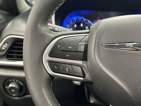 Used 2025 Chrysler Pacifica Select FWD image 17