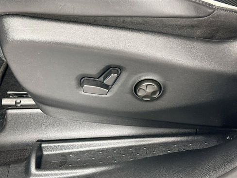 Used 2025 Chrysler Pacifica Limited FWD image 23
