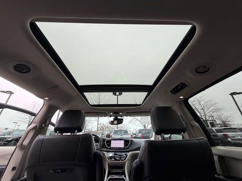 Certified 2024 Chrysler Pacifica Limited image 35