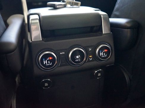 Used 2020 Land Rover Discovery HSE image 17