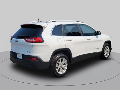 Used 2018 Jeep Cherokee Latitude FWD image 3