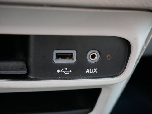 Used 2018 Chrysler Pacifica Touring-L FWD image 26