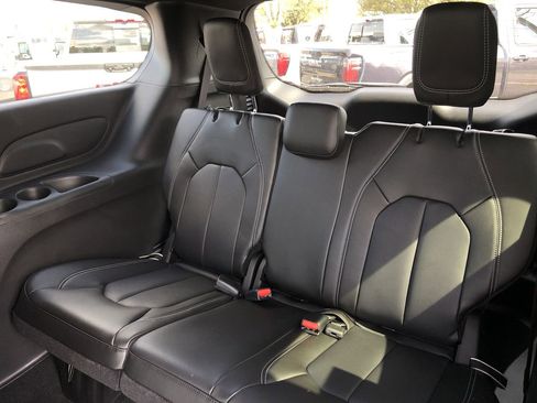 New 2026 Chrysler Pacifica Select image 12