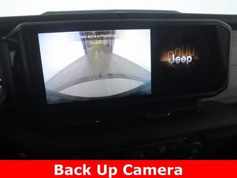 Used 2025 Jeep Wrangler Unlimited Sahara image 22