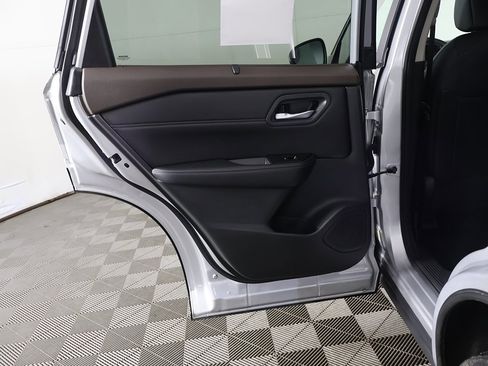 Used 2023 Nissan Rogue SV w/ SV Premium B Package image 24