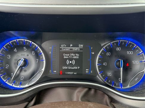 Used 2018 Chrysler Pacifica Touring FWD image 30