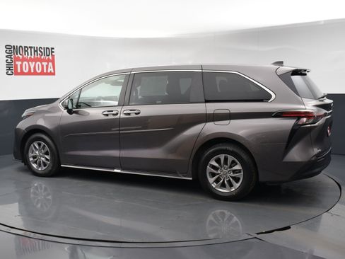 Used 2022 Toyota Sienna XLE image 2