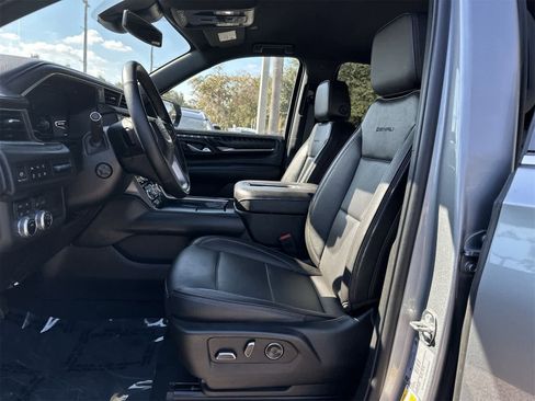 Used 2023 GMC Yukon XL Denali image 11