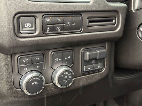 Used 2024 GMC Yukon XL SLT w/ SLT Premium Package image 17