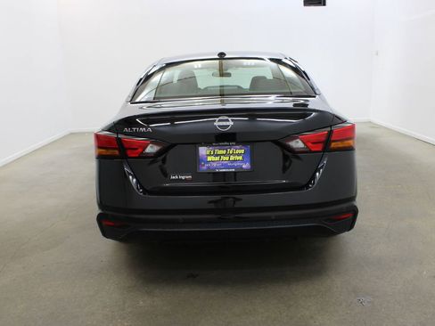 Used 2025 Nissan Altima 2.5 SV image 4