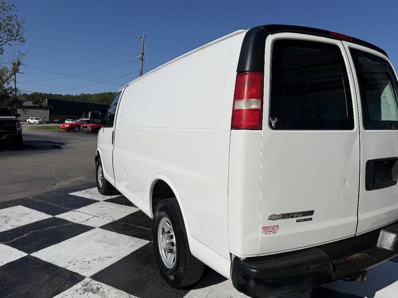 Used 2015 Chevrolet Express 2500 RWD image 8