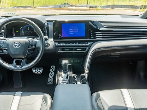 Used 2025 Toyota Camry SE w/ Convenience Package FWD image 19