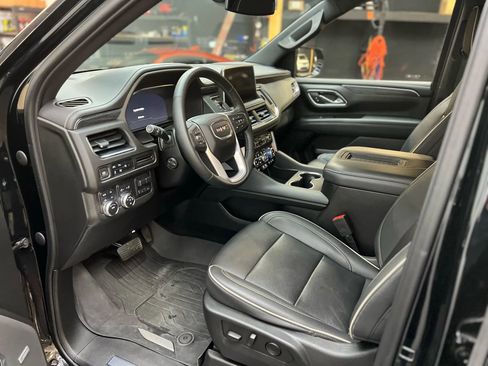 Used 2023 GMC Yukon SLT w/ SLT Premium Package image 12