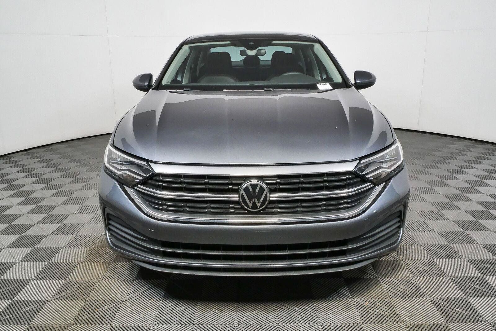 Used 2024 Volkswagen Jetta SE w/ Panoramic Sunroof Package FWD image 30